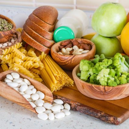 Rinnovabili • Torniamo alla piramide alimentare di ieri: spendiamo meno, mangiando meglio