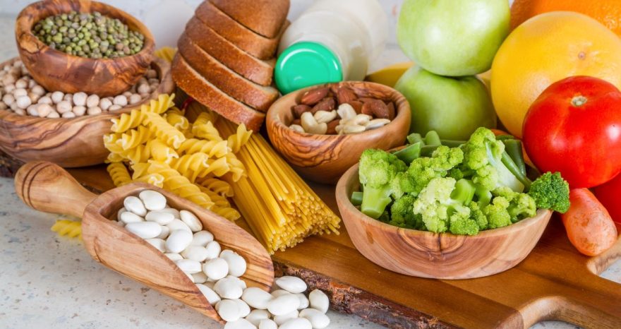 Rinnovabili • Torniamo alla piramide alimentare di ieri: spendiamo meno, mangiando meglio