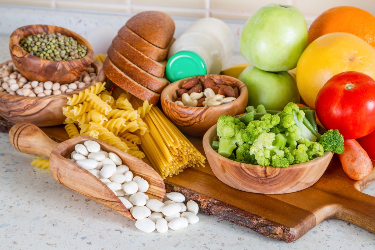 Torniamo alla piramide alimentare di ieri: spendiamo meno, mangiando meglio