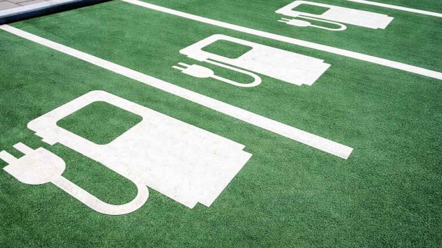 Rinnovabili • motus-assosegnaletica-stazioni-di-ricarica-auto-elettriche