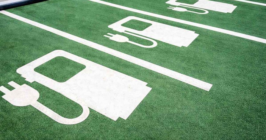 Rinnovabili • motus-assosegnaletica-stazioni-di-ricarica-auto-elettriche