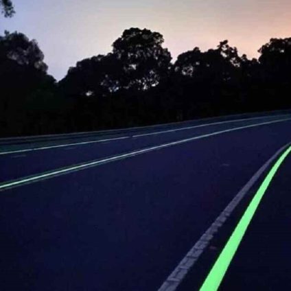 Rinnovabili • Segnaletica stradale, le strisce fotoluminescenti che illuminano di notte. Ma senza elettricità