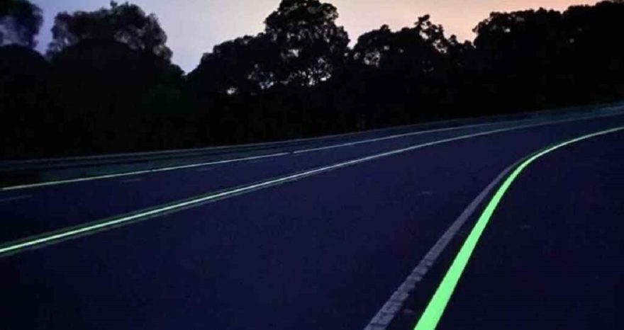 Rinnovabili • Segnaletica stradale, le strisce fotoluminescenti che illuminano di notte. Ma senza elettricità
