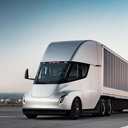 Rinnovabili • esla Semi, Musk lancia la sfida: 