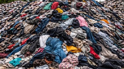 Rinnovabili • L’Ue blocca la distruzione dei capi invenduti: stop allo spreco tessile