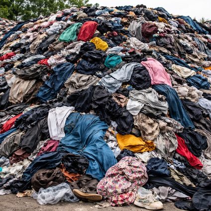 Rinnovabili • L’Ue blocca la distruzione dei capi invenduti: stop allo spreco tessile