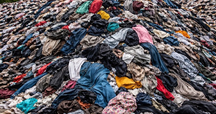 Rinnovabili • L’Ue blocca la distruzione dei capi invenduti: stop allo spreco tessile