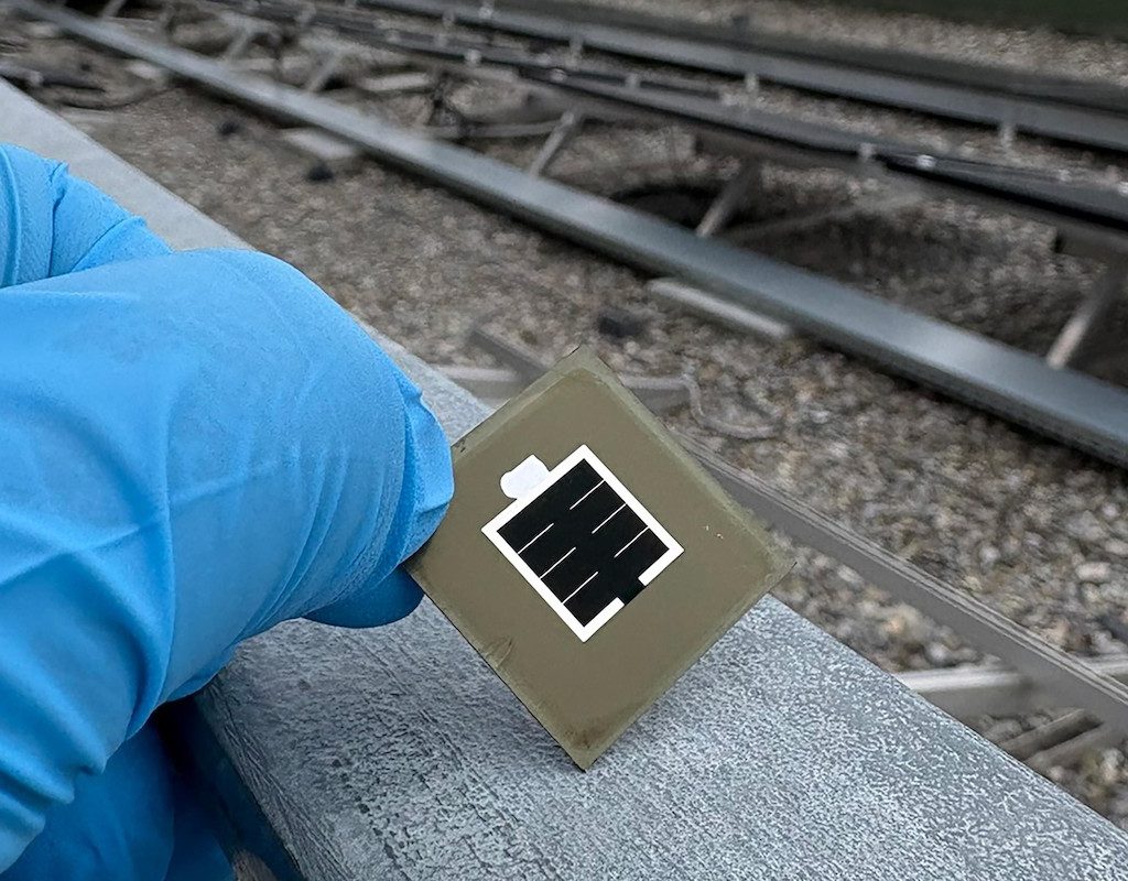 Perovskite-silicio a tripla giunzione, efficienza record al 30,02%