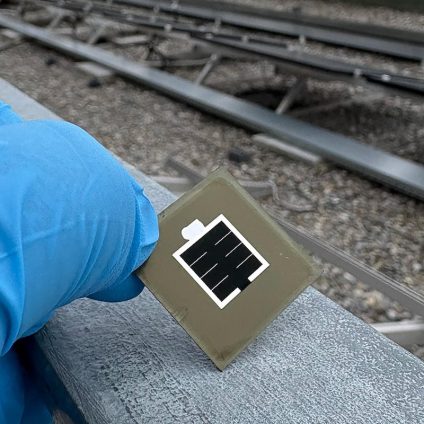 Rinnovabili • Perovskite-silicio a tripla giunzione, efficienza record al 30,02%