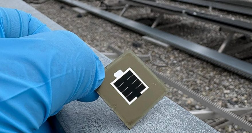 Rinnovabili • Perovskite-silicio a tripla giunzione, efficienza record al 30,02%