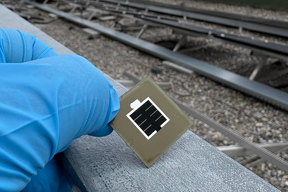 Rinnovabili • Perovskite-silicio a tripla giunzione, efficienza record al 30,02%