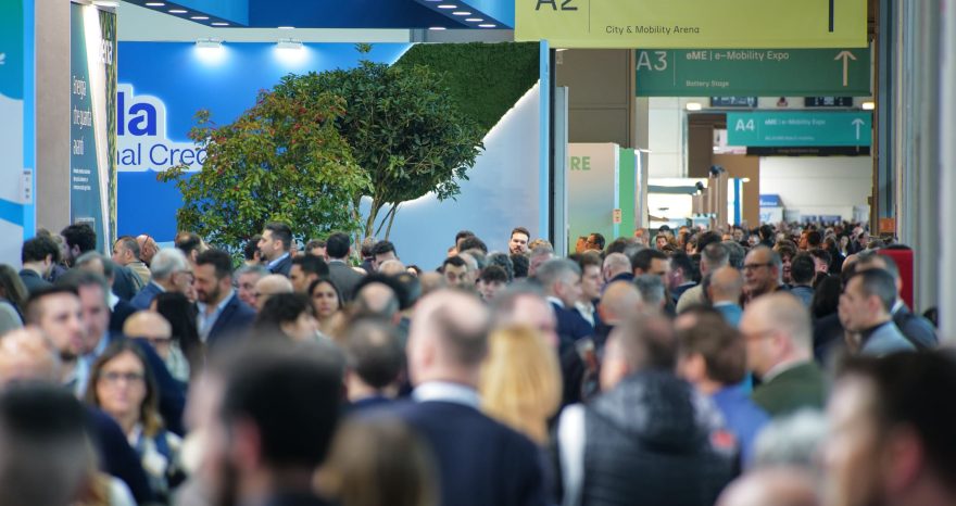 Rinnovabili • Tre giornate di grande esposizione, incontri, confronti e interlocuzioni per tracciare la nuova direzione del futuro energetico globale. KEY – The Energy Transition Expo, l’evento di IEG (Italian Exhibition Group) di riferimento in Europa, Africa e bacino del Mediterraneo sulla transizione energetica, ha concluso oggi alla Fiera di Rimini un’altra edizione intensa e ricca di novità con risultati superiori alle attese. Le presenze totali sono cresciute del 10%, con quelle estere in aumento del 9% e una forte presenza di investitori. Su 125mila metri quadrati lordi di superficie espositiva e 24 padiglioni, oltre 1.000 brand espositori, di cui 320 internazionali, con prodotti, soluzioni e tecnologie più innovative nei sette settori della transizione energetica. Presenti 530 hosted buyer e delegazioni da 59 Paesi, coinvolti grazie al supporto dell’Agenzia ICE e del Ministero degli Affari Esteri e della Cooperazione Internazionale (MAECI). 412 i giornalisti accreditati da tutto il mondo. La manifestazione, inaugurata mercoledì 4 marzo dal ministro dell’Ambiente e della Sicurezza Energetica Gilberto Pichetto Fratin, ha valorizzato competenze industriali e tecnologiche europee e no, con un grande entusiasmo che ha attraversato l’intero quartiere fieristico, promuovendo anche la cooperazione internazionale, in particolare con il continente africano nella nuova area Africa Investment HUB. Con i suoi 160 convegni, di alta qualità e rigore scientifico, KEY 2026 si è confermata uno degli eventi più importanti in Europa sull’energia, differenziandosi per la completezza dell’offerta espositiva e di contenuti. Fra questi, l’importanza dell’efficienza energetica per la decarbonizzazione, lo storage e l’uso dell’Intelligenza Artificiale per ottimizzare le reti elettriche, prevedere la produzione di energia da fonti rinnovabili e gestire flussi energetici in tempo reale. Una piattaforma che ha unito innovazione tecnologica e finanza, favorendo il dialogo fra ingegneri, sviluppatori di tecnologie, investitori e istituzioni con l’obiettivo di rendere bancabili i progetti e accelerarne la realizzazione, riducendone il rischio. Tra le richieste emerse da associazioni e industrie, anche la necessità di aumentare la flessibilità della rete e adottare regole certe che favoriscano investimenti e competitività per trasformare la transizione energetica da orizzonte a realtà. Grande attenzione al tema della finanza, ai nuovi modelli finanziari e di investimento e ai capitali per la realizzazione dei progetti rinnovabili e agli strumenti innovativi per controllare i costi dell’energia, come nuove forme di finanziamento, green bond, obbligazioni per progetti sostenibili e modelli partecipativi che coinvolgono cittadini, imprese e comunità. Innovazione e green jobs sono stati al centro dell’Innovation District, con 32 Start-up e PMI innovative e con l’iniziativa Green Jobs&Skills che ha favorito l’incontro fra domanda e offerta di lavoro nell’ambito della sostenibilità. Il Premio Innovation Lorenzo Cagnoni è stato consegnato a sette Start-up e alle sette aziende espositrici di KEY per i loro progetti più innovativi, una per ogni categoria merceologica della manifestazione. DPE – INTERNATIONAL ELECTRICITY EXPO In concomitanza, si è svolta una nuova edizione di DPE – International Electricity Expo, la manifestazione dedicata all’ecosistema della generazione, trasmissione, distribuzione, sicurezza e automazione elettrica, organizzata da Italian Exhibition Group in collaborazione con l’Associazione Generazione Distribuita – Motori, Componenti, Gruppi Elettrogeni federata ANIMA Confindustria – e Federazione ANIE – che nel Sistema Confindustria rappresenta le imprese attive nelle filiere dell’Elettrotecnica e dell’Elettronica e i General Contractor industriali. KEY CHOICE - Unlock the future of PPA Martedì 3 marzo al Palacongressi di Rimini, KEY è stata anticipata da una nuova edizione di successo di KEY CHOICE - Unlock the future of PPA, l’evento B2B di KEY – The Energy Transition Expo, organizzato da Italian Exhibition Group in collaborazione con Elemens e dedicato ai Power Purchase Agreement. KEY tornerà alla Fiera di Rimini dal 10 al 12 marzo 2027.
