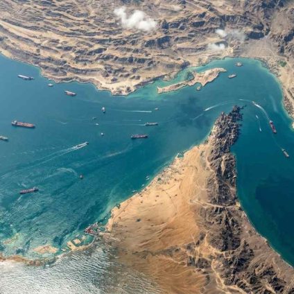 Rinnovabili • Sicurezza energetica - come ridurre le esportazioni fossili nel contesto della crisi nello Stretto di Hormuz.