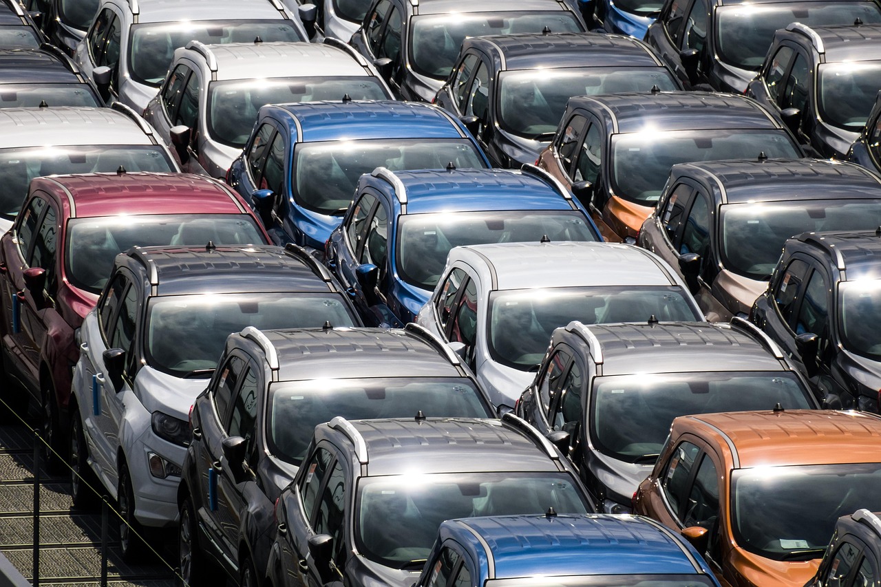 Immatricolazioni auto: flessione in Ue, ma l'Italia cresce. Ibride, elettriche, plug-in fanno da traino
