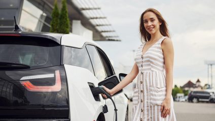 Rinnovabili • Ricarica auto elettrica 2026: guida a tempi, costi e wallbox