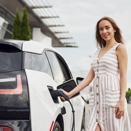 Rinnovabili • Ricarica auto elettrica 2026: guida a tempi, costi e wallbox