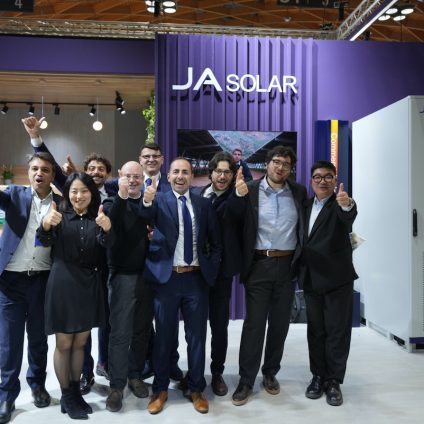 Rinnovabili • JA Solar tra innovazione e consolidamento: a KEY 2026 le nuove soluzioni per il fotovoltaico