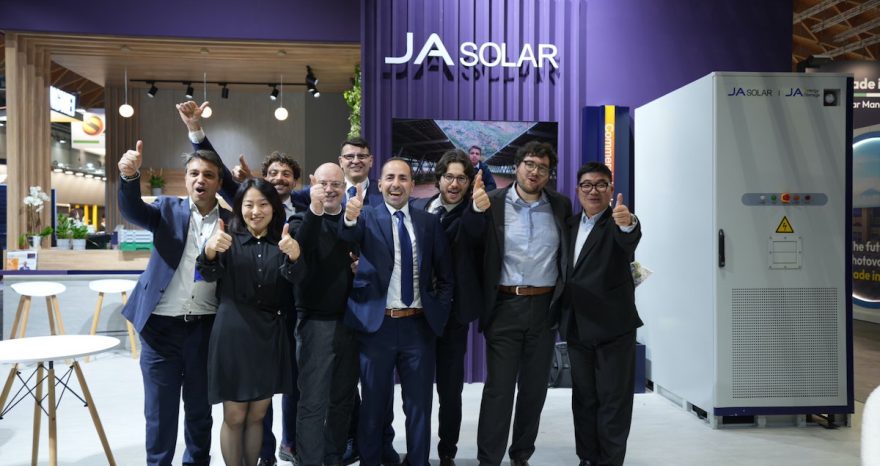 Rinnovabili • JA Solar tra innovazione e consolidamento: a KEY 2026 le nuove soluzioni per il fotovoltaico