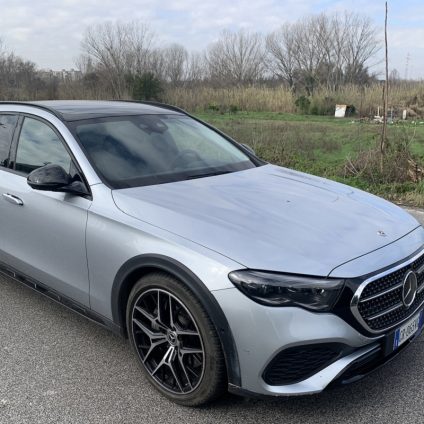 Rinnovabili • Mercedes-Benz Classe E 300 de: l'ibrida elettrica-diesel che sfida il mercato