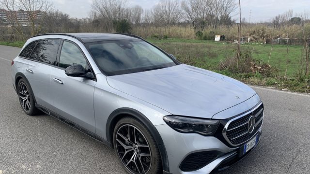 Rinnovabili • Mercedes-Benz Classe E 300 de: l'ibrida elettrica-diesel che sfida il mercato