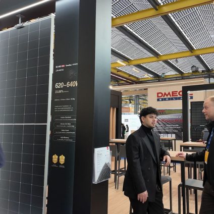 Rinnovabili • LONGi presenta il nuovo modulo anti-riflesso certificato TÜV per progetti fotovoltaici in aree sensibili