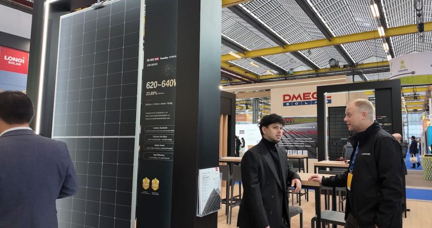 Rinnovabili • LONGi presenta il nuovo modulo anti-riflesso certificato TÜV per progetti fotovoltaici in aree sensibili