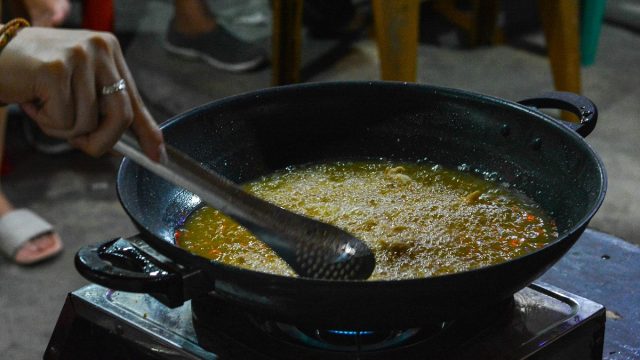 Rinnovabili • Dall’olio di frittura esausto componenti per auto e abitazioni: l'alternativa ai materiali di origine fossile