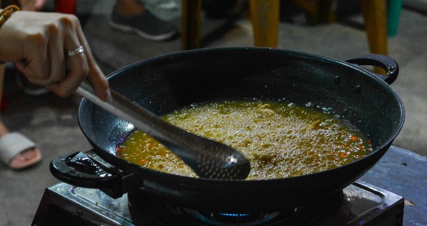 Rinnovabili • Dall’olio di frittura esausto componenti per auto e abitazioni: l'alternativa ai materiali di origine fossile