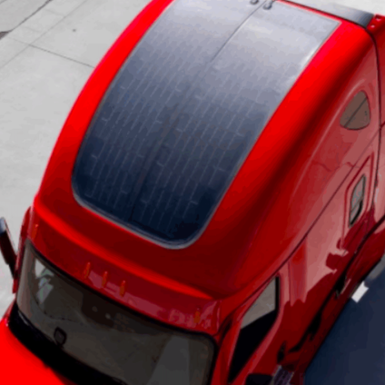 Rinnovabili • Pannelli solari flessibili per camion: come ridurre i consumi di gasolio e le emissioni