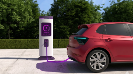 Rinnovabili • Auto elettriche, prezzi in calo del 4%: 1.800 euro in meno a vettura