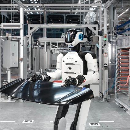 Rinnovabili • BMW adotta robot umanoide nella fabbrica di auto e batterie: fase sperimentale a Lipsia