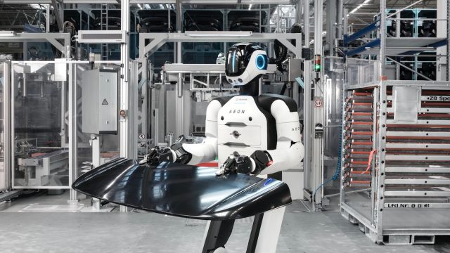 Rinnovabili • BMW adotta robot umanoide nella fabbrica di auto e batterie: fase sperimentale a Lipsia