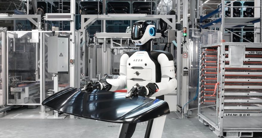 Rinnovabili • BMW adotta robot umanoide nella fabbrica di auto e batterie: fase sperimentale a Lipsia