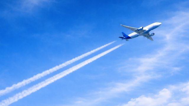 Rinnovabili • Con l'IA si riduce l'inquinamento degli aerei: la sperimentazione di Google e American Airlines