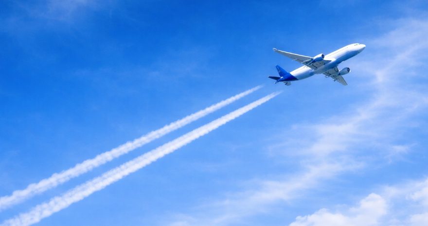 Rinnovabili • Con l'IA si riduce l'inquinamento degli aerei: la sperimentazione di Google e American Airlines