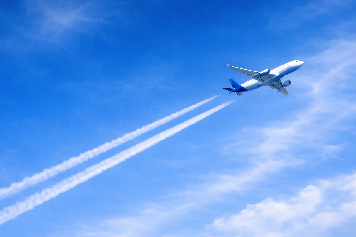 Con l’IA si riduce l’inquinamento degli aerei: la sperimentazione di Google e American Airlines