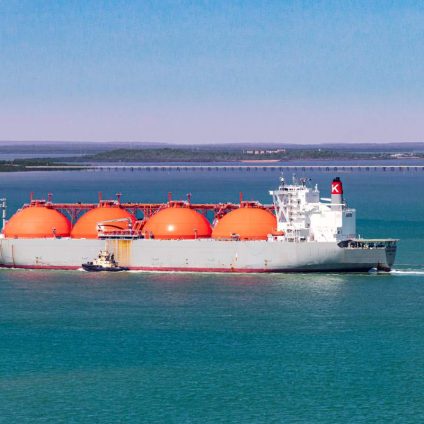 Rinnovabili • Gas Naturale Liquefatto: effetti di guerra in Iran e Hormuz sui prezzi
