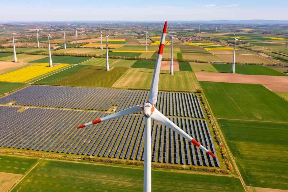 Frena la transizione energetica in UE. Colpa di costi, infrastrutture e incertezza internazionale