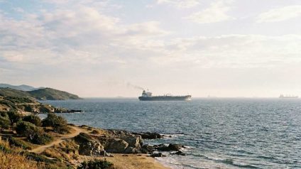 Rinnovabili • stretto-hormuz-aperto-come-cambia-mercato-petrolifero