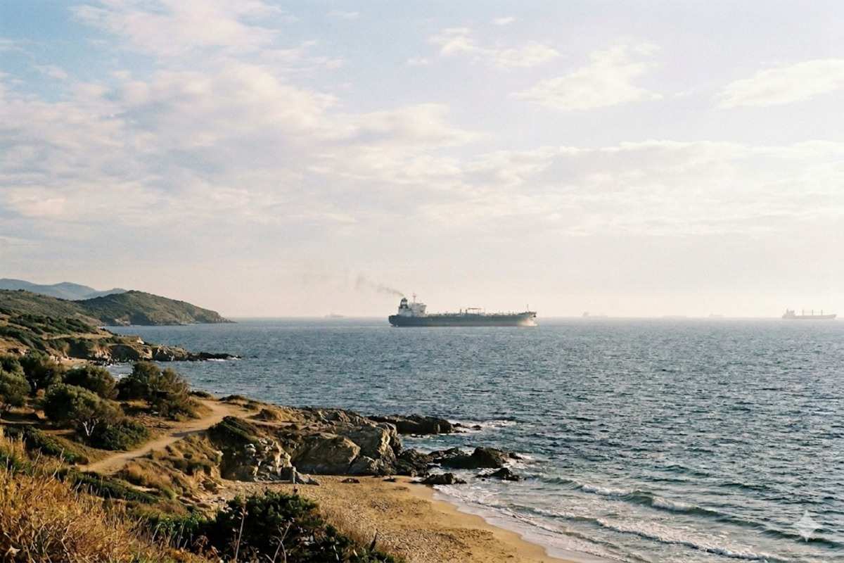 Rinnovabili • stretto-hormuz-aperto-come-cambia-mercato-petrolifero