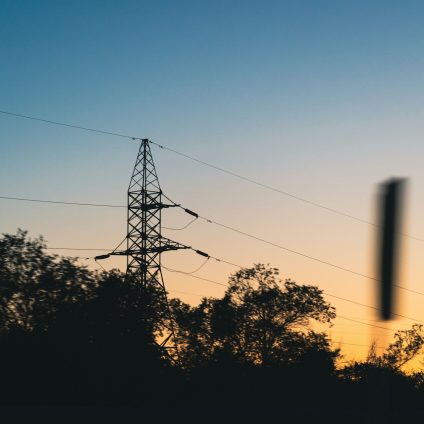 Rinnovabili • Crisi energetica, perché l’Europa rischia di perdere 120 GW di rinnovabili