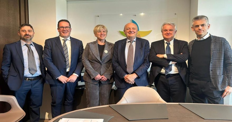 Rinnovabili • filiera-legno-energia-bioenergia-politiche-energetiche-aiel-incontra-ministro-pichetto-fratin-pniec-incentivi-soluzioni-immediate-contro-caro-energia