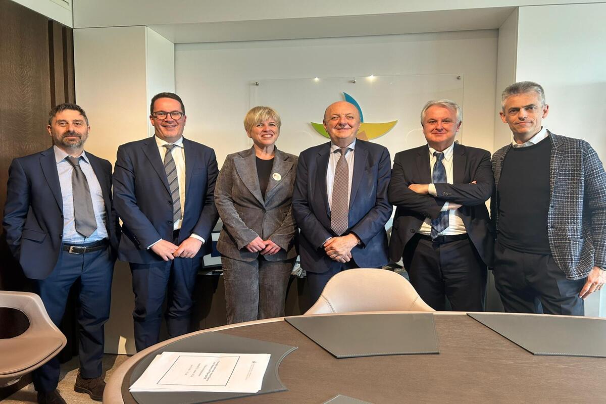 Rinnovabili • filiera-legno-energia-bioenergia-politiche-energetiche-aiel-incontra-ministro-pichetto-fratin-pniec-incentivi-soluzioni-immediate-contro-caro-energia