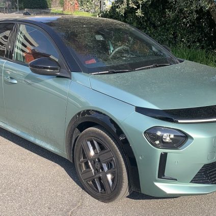 Rinnovabili • Lancia Y elettrica: design curato ed elegante nei materiali. Troppo per una city car?