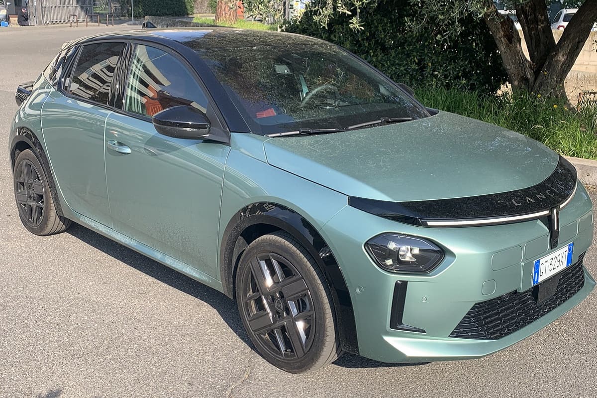 Lancia Y elettrica: design curato ed elegante nei materiali. Troppo per una city car?