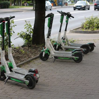 Rinnovabili • Monopattini, assicurazione obbligatoria e città impreparate: la mobilità sostenibile rischia di diventare un lusso