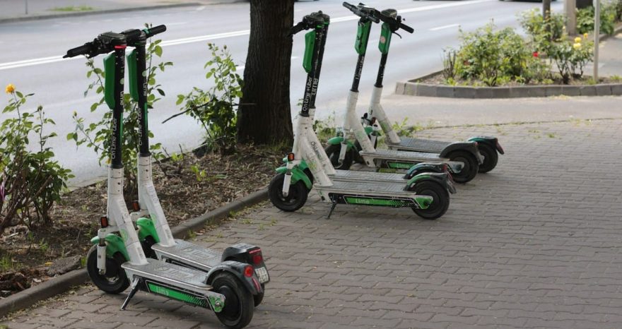 Rinnovabili • Monopattini, assicurazione obbligatoria e città impreparate: la mobilità sostenibile rischia di diventare un lusso