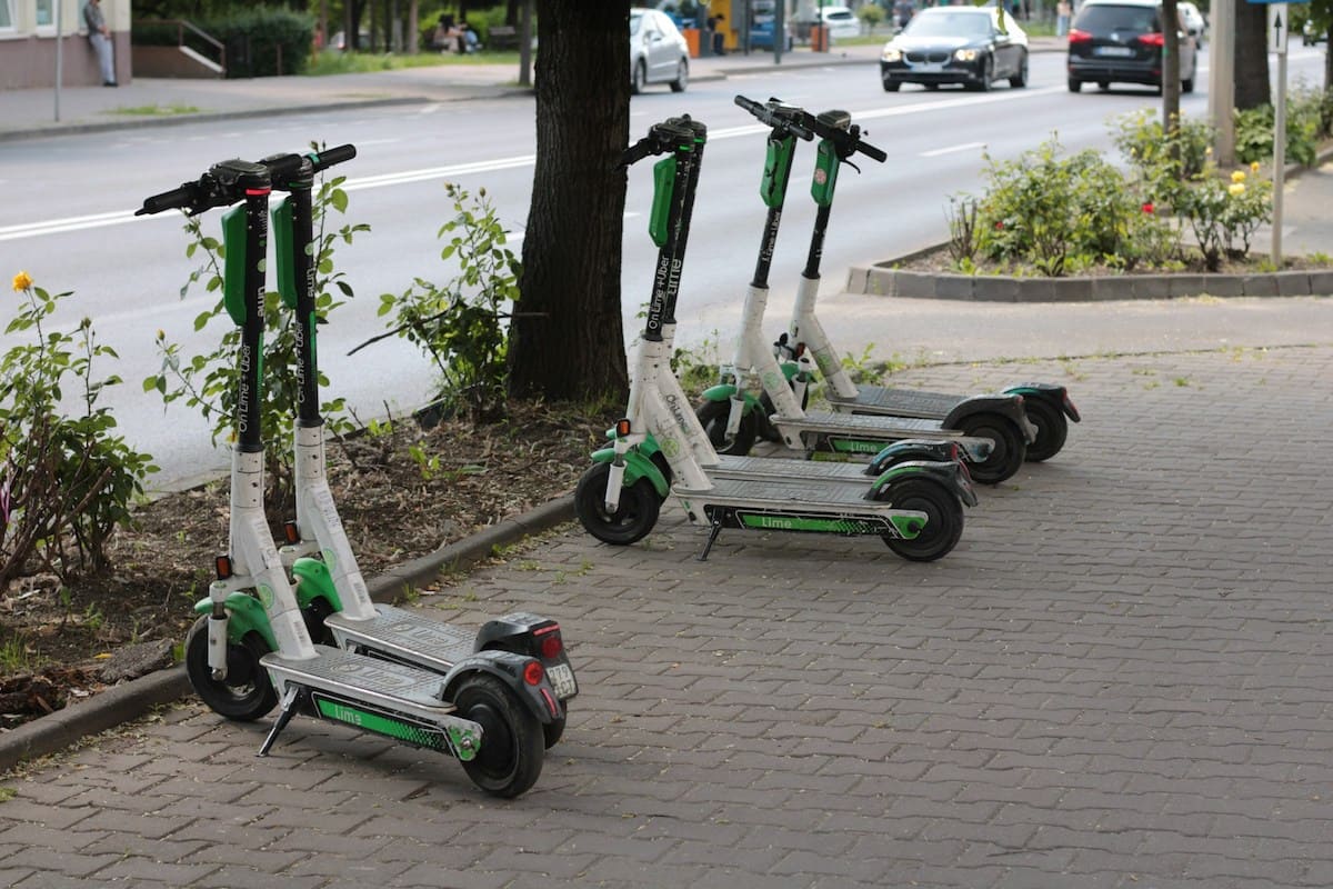 Monopattini, assicurazione obbligatoria e città impreparate: la mobilità sostenibile rischia di diventare un lusso