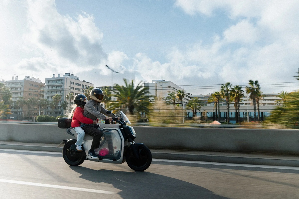 Lo scooter elettrico col bagagliaio da city car: LUV1 di scena alla Milano Design Week