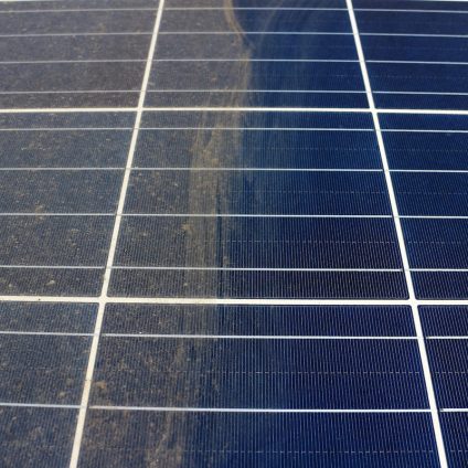 Rinnovabili • Pulire i pannelli solari risparmiando fino al 90% d’acqua col “mocio a goccia”